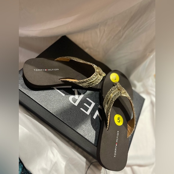 New Tommy hilfiger flip flop - Picture 3 of 5